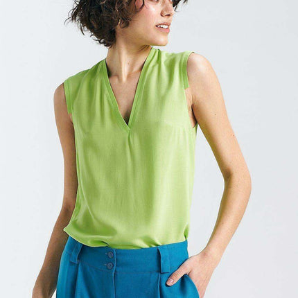 Chic Sleeveless Viscose Blouse With Pleated Details - Très Elite