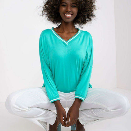 Chic V-Neck Top with Three-Quarter Sleeves - Très Elite