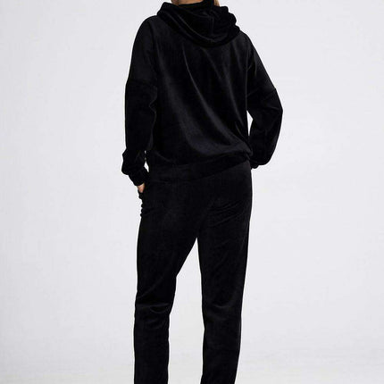 Chic Velour Hooded Sweatshirt with Practical Kangaroo Pocket - Très Elite