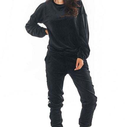 Chic Velvet Pleated Sweatshirt with Logo Detail - Très Elite