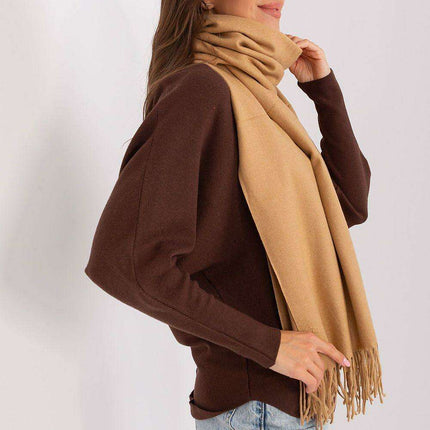 Chic Winter Wrap with Tassel Accents - Luxurious 100% Polyester, 196 cm Long - Très Elite