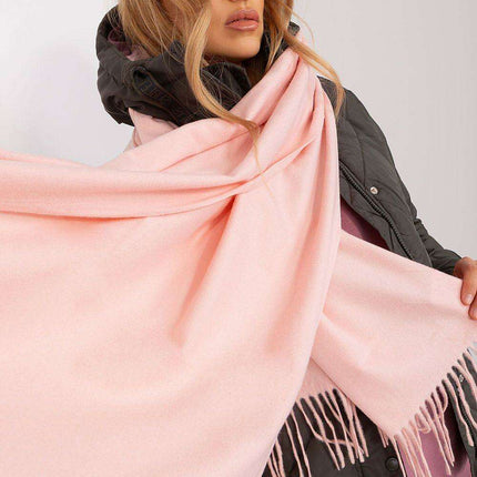 Chic Winter Wrap with Tassel Accents - Luxurious 100% Polyester, 196 cm Long - Très Elite