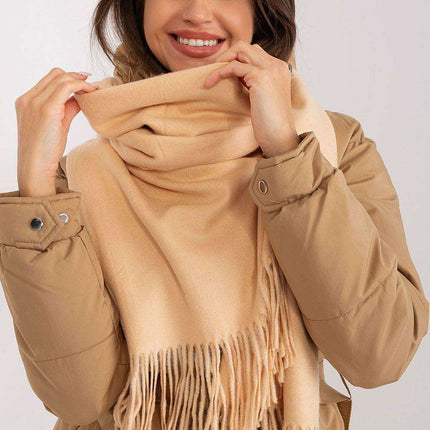 Chic Winter Wrap with Tassel Accents - Luxurious 100% Polyester, 196 cm Long - Très Elite