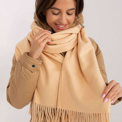 Chic Winter Wrap with Tassel Accents - Luxurious 100% Polyester, 196 cm Long - Très Elite