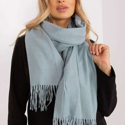Chic Winter Wrap with Tassel Accents - Luxurious 100% Polyester, 196 cm Long - Très Elite