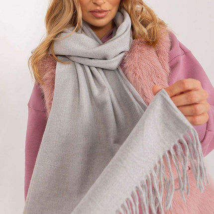 Chic Winter Wrap with Tassel Accents - Luxurious 100% Polyester, 196 cm Long - Très Elite
