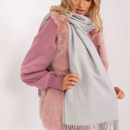 Chic Winter Wrap with Tassel Accents - Luxurious 100% Polyester, 196 cm Long - Très Elite