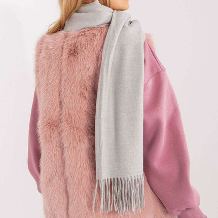 Chic Winter Wrap with Tassel Accents - Luxurious 100% Polyester, 196 cm Long - Très Elite