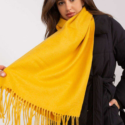 Chic Winter Wrap with Tassel Accents - Luxurious 100% Polyester, 196 cm Long - Très Elite