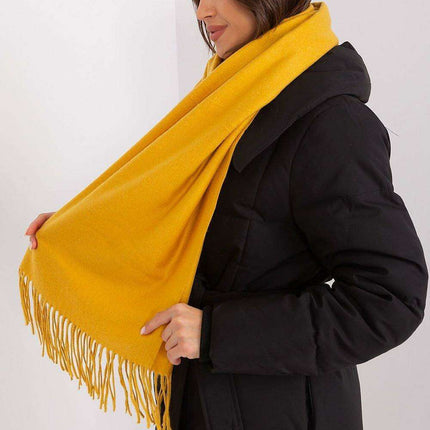 Chic Winter Wrap with Tassel Accents - Luxurious 100% Polyester, 196 cm Long - Très Elite