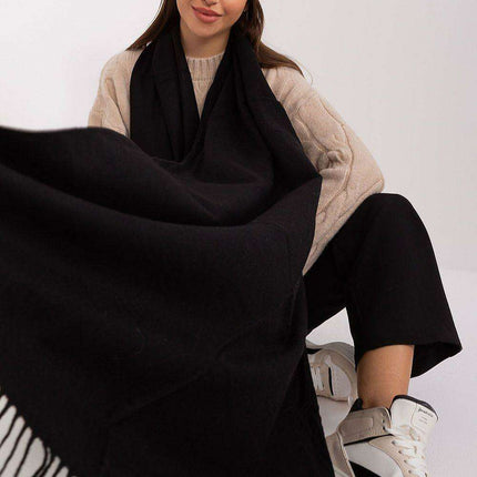 Chic Winter Wrap with Tassel Accents - Luxurious 100% Polyester, 196 cm Long - Très Elite