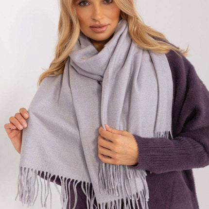 Chic Winter Wrap with Tassel Accents - Luxurious 100% Polyester, 196 cm Long - Très Elite