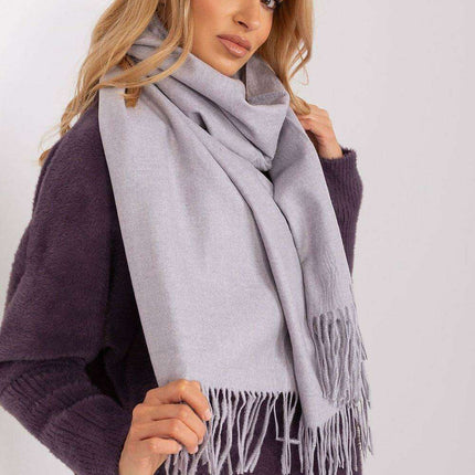 Chic Winter Wrap with Tassel Accents - Luxurious 100% Polyester, 196 cm Long - Très Elite