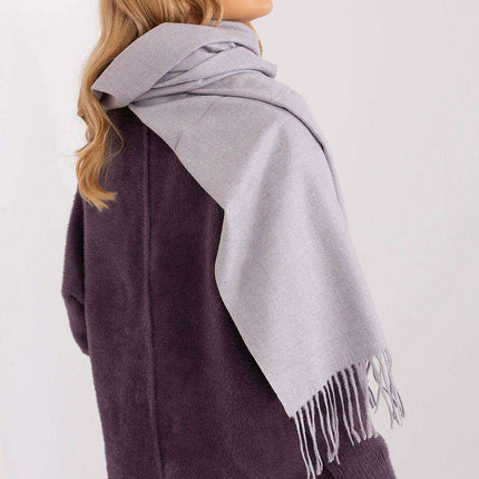 Chic Winter Wrap with Tassel Accents - Luxurious 100% Polyester, 196 cm Long - Très Elite