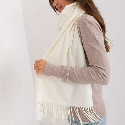 Chic Winter Wrap with Tassel Accents - Luxurious 100% Polyester, 196 cm Long - Très Elite