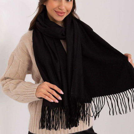 Chic Winter Wrap with Tassel Accents - Luxurious 100% Polyester, 196 cm Long - Très Elite