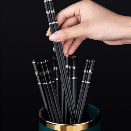 Eco-Conscious Dining: Elegant Japanese and Chinese Chopsticks Set - Très Elite