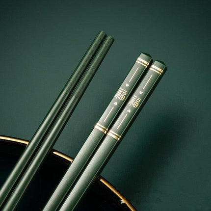 Eco-Conscious Dining: Elegant Japanese and Chinese Chopsticks Set - Très Elite