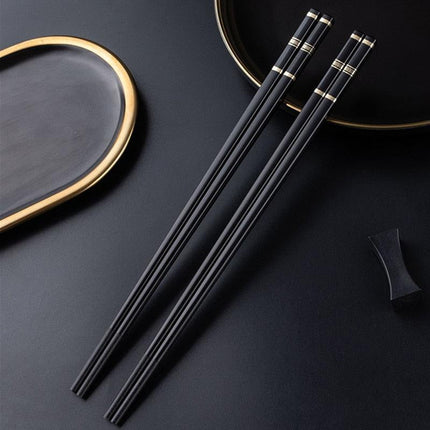 Eco-Conscious Dining: Elegant Japanese and Chinese Chopsticks Set - Très Elite