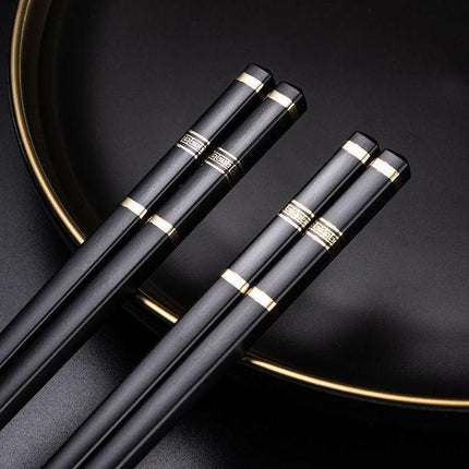 Eco-Conscious Dining: Elegant Japanese and Chinese Chopsticks Set - Très Elite