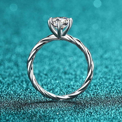 Elegant 1 Carat Moissanite Twisted Ring - Exquisite Statement Jewelry Piece - Très Elite