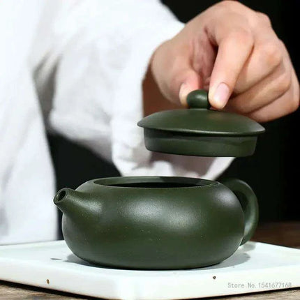 Elegant 190ml Yixing Zisha Teapot - A Handcrafted Masterpiece for Tea Aficionados - Très Elite