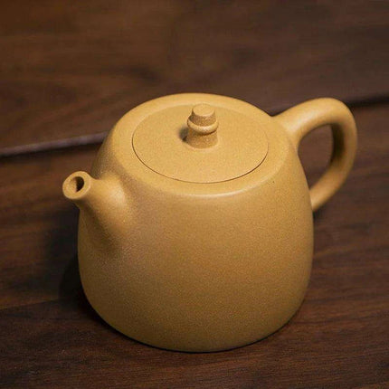 Elegant 460ML Yixing Zisha Clay Teapot with Gold Accents for Tea Enthusiasts..