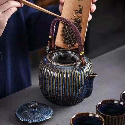 Elegant 800ml Chinese Ceramic Teapot with Integrated Infuser for Luxurious Tea Brewing - Très Elite