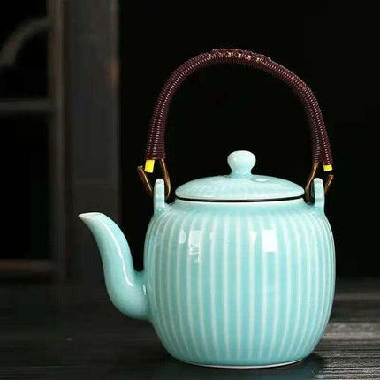 Elegant 800ml Chinese Ceramic Teapot with Integrated Infuser for Luxurious Tea Brewing - Très Elite