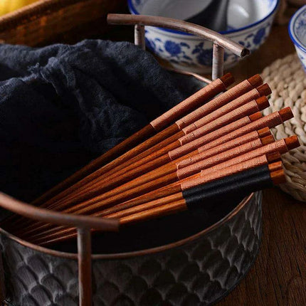 Elegant Beech Wood Chopsticks Collection: 10 Pairs for a Superior Asian Dining Experience - Très Elite