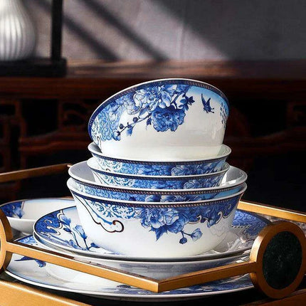 Elegant Blue and White Porcelain Dining Collection: Elevate Your Dining Experience with Timeless Charm - Très Elite