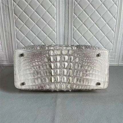 Elegant Crocodile Leather Tote Bag: A Statement of Luxury for Fashion-Forward Women - Très Elite