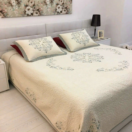 Elegant European Embroidered King Cotton Bedspread Set - 3-Piece Oversized Quilt with Matching Pillow Shams for Summer Relaxation - Très Elite