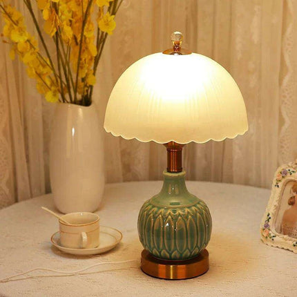 Elegant Fusion Bedside Lamp 2024: Retro Ceramic Lighting with European and Chinese Influence - Très Elite