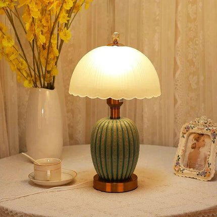 Elegant Fusion Bedside Lamp 2024: Retro Ceramic Lighting with European and Chinese Influence - Très Elite