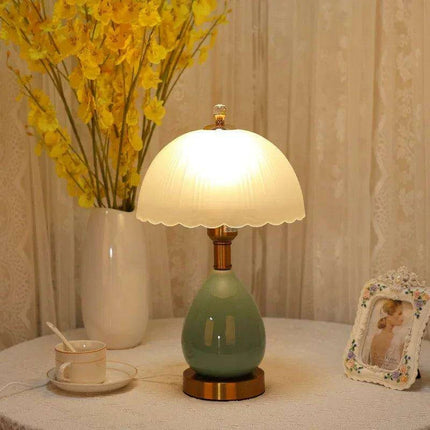 Elegant Fusion Bedside Lamp 2024: Retro Ceramic Lighting with European and Chinese Influence - Très Elite