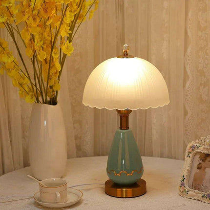 Elegant Fusion Bedside Lamp 2024: Retro Ceramic Lighting with European and Chinese Influence - Très Elite