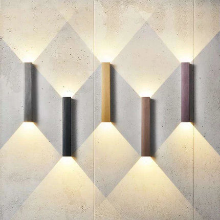 Elegant Gold LED Wall Sconce for Modern Indoor Lighting..