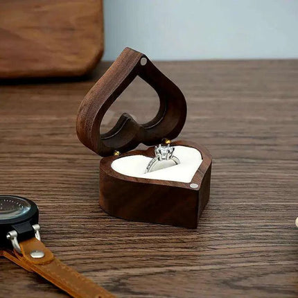 Elegant Heart-Shaped Walnut Jewelry Box - The Perfect Love Token for Special Moments - Très Elite