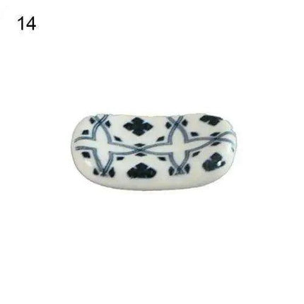 Elegant Japanese Ceramic Chopstick Holder - Stylish Anti-Slip Accessory for Refined Dining Experiences - Très Elite