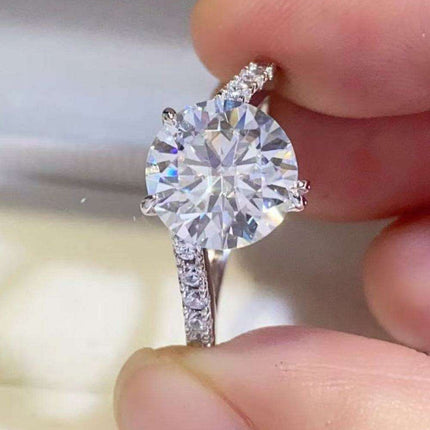 Elegant Lab-Grown Diamond Ring with Stunning Accents - Très Elite