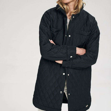 Elegant Long Quilted Coat with Stylish Side Slits and Snap Closure Features - Très Elite