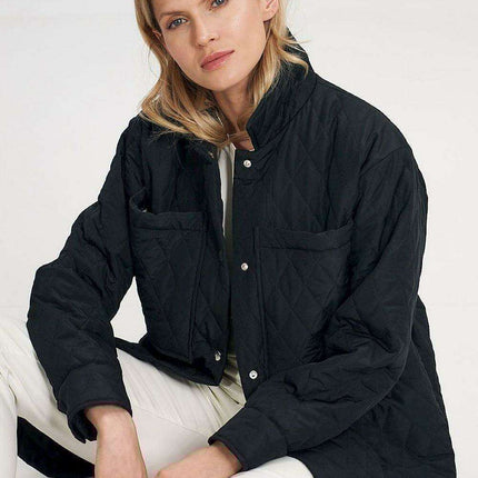 Elegant Long Quilted Coat with Stylish Side Slits and Snap Closure Features - Très Elite