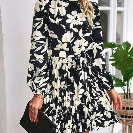 Elegant Pleated Long-Sleeve Dress: The Essential Travel Companion - Très Elite