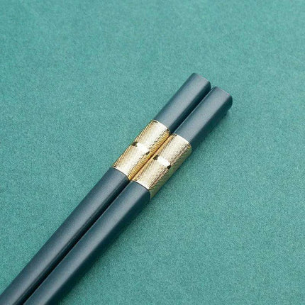 Elegant Red Japanese Chopsticks – Premium Dining Utensils for Sushi and Asian Cuisine - Très Elite