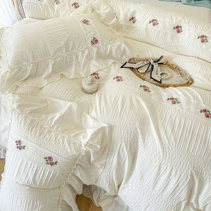 Elegant Seersucker Lace Ruffle Bedding Set - Très Elite