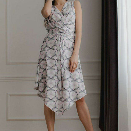 Elegant Sleeveless Cocktail Dress with Modern Envelope Neckline - Très Elite