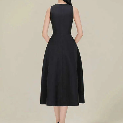Elegant Sleeveless Women's Party Dress with Bow Accent and Cut-Out Waist - Solid Color Summer Fashion 2024 - Très Elite