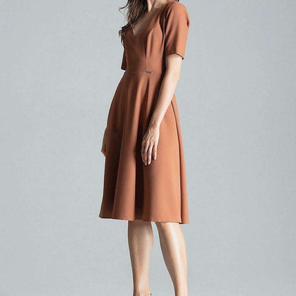 Elegant Sweetheart Midi Dress with Practical Side Pockets - Très Elite