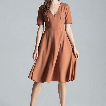 Elegant Sweetheart Midi Dress with Practical Side Pockets - Très Elite